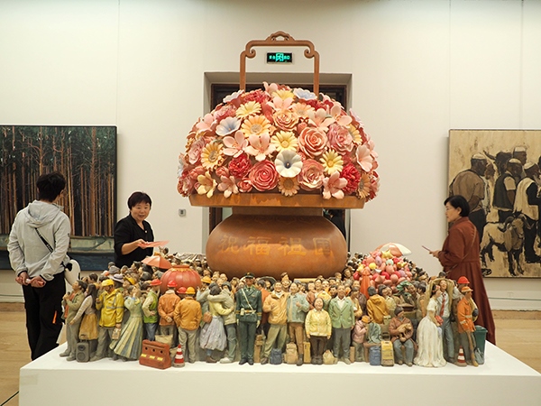 2024年9月28日，觀眾在中國(guó)美術(shù)館參觀“慶祝中華人民共和國(guó)成立75周年——第十四屆全國(guó)美術(shù)作品展覽進(jìn)京作品展”。杜建坡攝。來(lái)源：人民圖片網(wǎng)