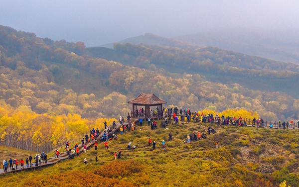 2024年9月27日，內(nèi)蒙古自治區(qū)赤峰市克什克騰旗烏蘭布統(tǒng)景區(qū)層林盡染，游人如織，風(fēng)光如畫(huà)。來(lái)源：人民圖片網(wǎng)