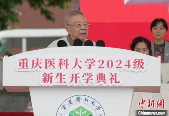 圖為陳宏礎(chǔ)教授為新生帶來“開學(xué)第一課”。中新網(wǎng)記者 周毅 攝
