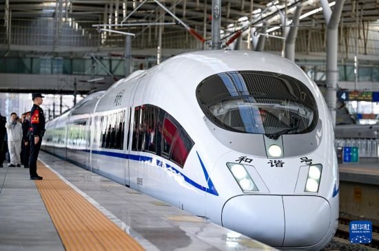 10月1日，由銀川開(kāi)往惠農(nóng)的C8218次列車從銀川站駛出。