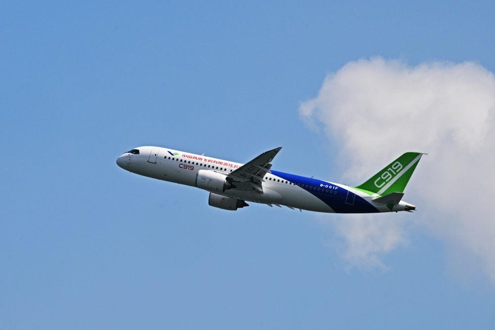 2024年2月18日，中國國產(chǎn)大型客機(jī)C919在新加坡航展開幕前進(jìn)行預(yù)演飛行。