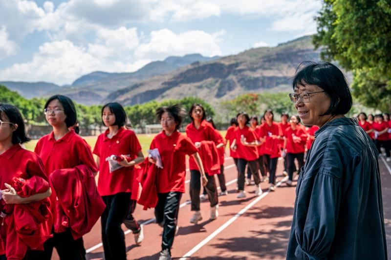 2024年6月7日，高考第一天，云南麗江華坪女高校長張桂梅組織走出考場的學(xué)生準(zhǔn)備返回學(xué)校。