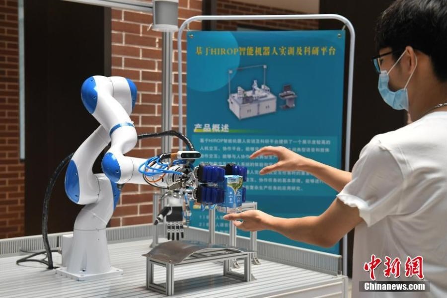  資料圖：高校為學(xué)生打造先進(jìn)科研平臺。中新社記者 陳楚紅 攝