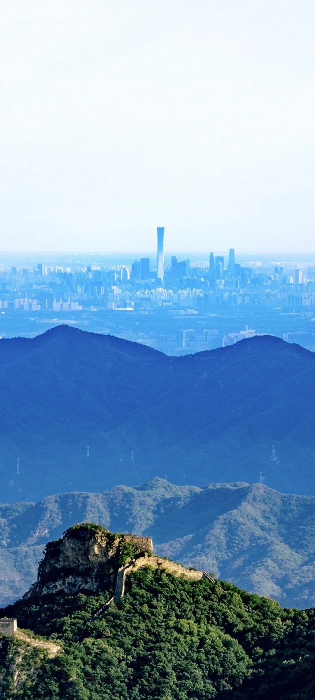 從長城上遠眺，北京中央商務(wù)區(qū)清晰可見。（攝影：魯夢晗 王佰龍）