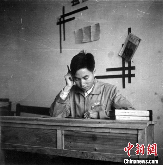 大學(xué)時(shí)期，龍樂(lè)豪在教室自習(xí)。(中國(guó)運(yùn)載火箭技術(shù)研究院供圖)