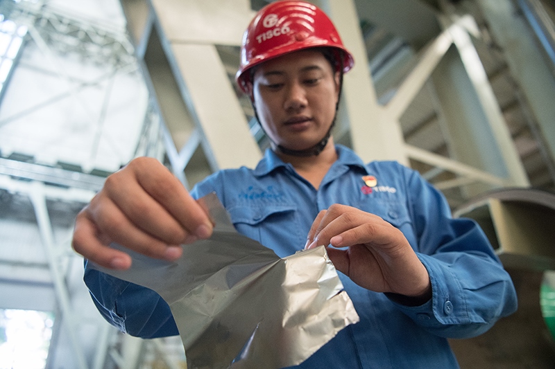 2018年8月8日，山西省太原市，太鋼不銹鋼精密帶鋼有限公司工作人員用手撕開不銹鋼。