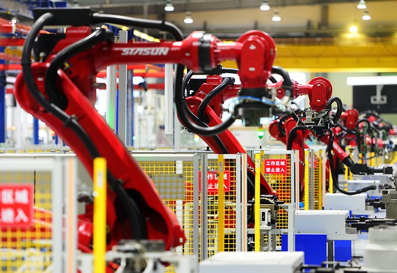 2019年11月22日，沈陽，一家數(shù)字化智能工廠內(nèi)，名為SR210的機(jī)器人正在自主地抓取各種零部件，快速組裝稍小的工業(yè)機(jī)器人。