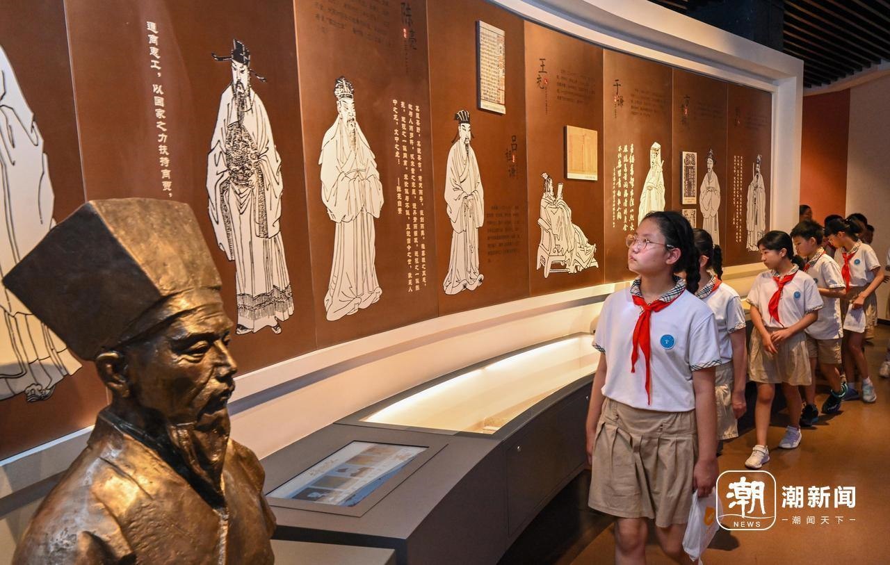 來自杭州市政苑小學(xué)的學(xué)生走進(jìn)浙江省檔案館“大寫浙江人”展廳，近距離“觸摸”歷史、走進(jìn)榜樣、聆聽故事，激發(fā)愛黨愛國愛家熱情。記者 董旭明 攝