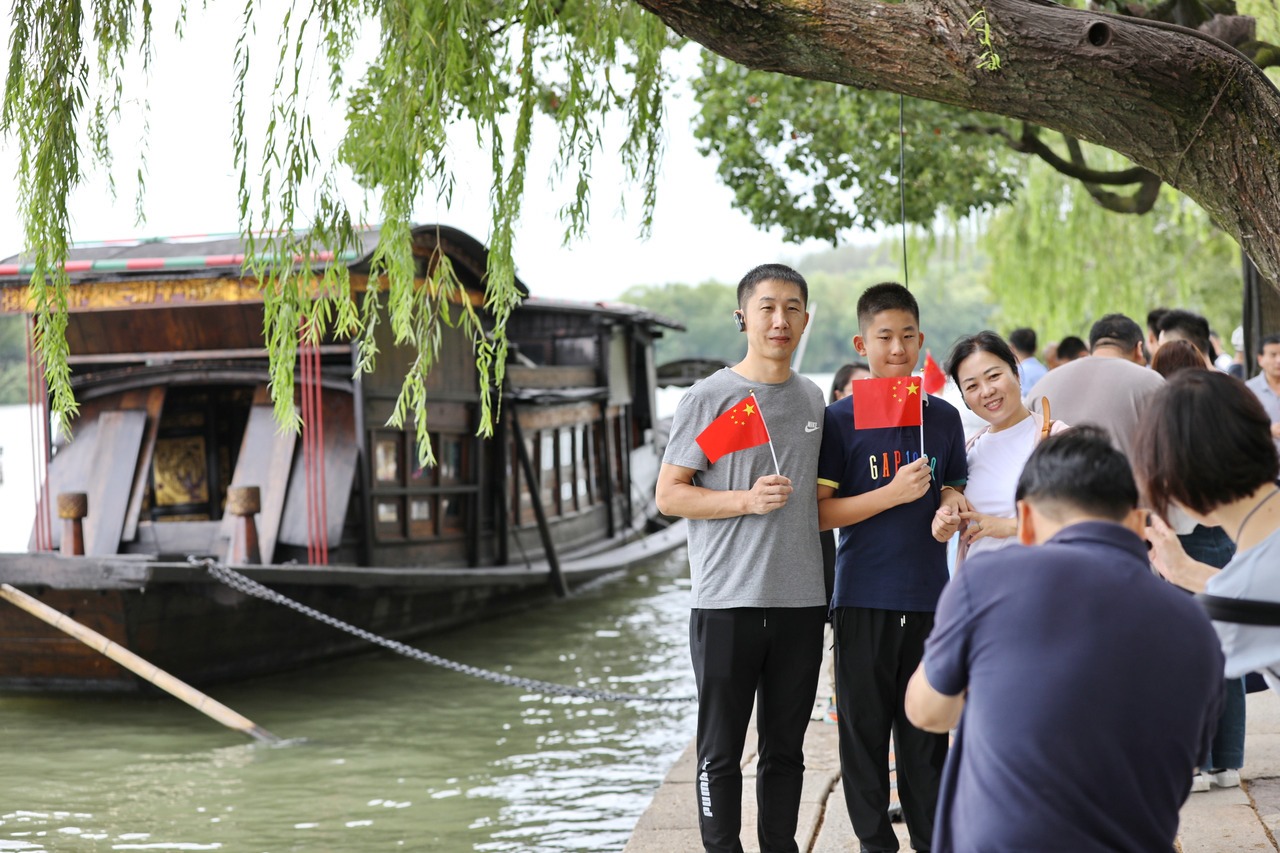 10月1日，市民在浙江省嘉興市南湖景區(qū)參加游園活動。新華社發(fā) 金鵬 攝