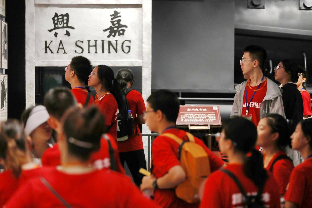 青少年參觀嘉興市南湖革命紀(jì)念館。拍友 金鵬 攝