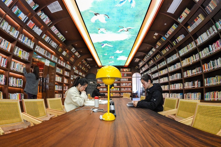 2024年1月4日，讀者在江西省宜春市袁州區(qū)珠泉街道獅子山公園城市書房內(nèi)閱讀、學習。新華社發(fā)（周亮 攝）
