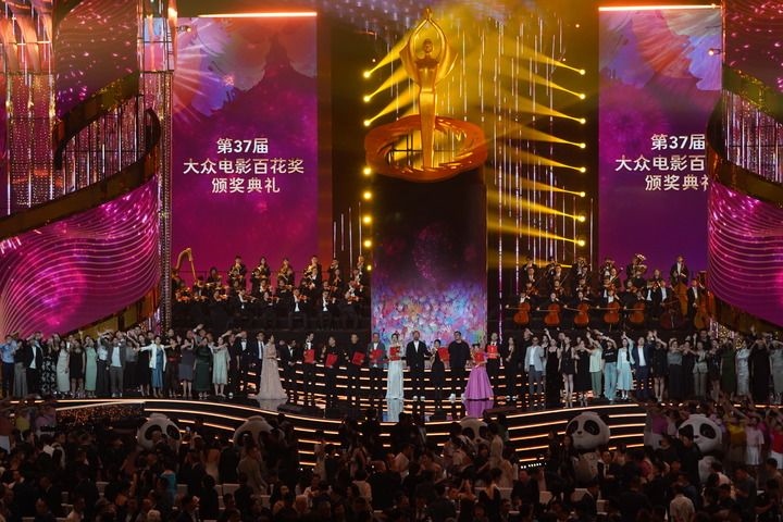 2024年8月4日，在四川成都，第37屆大眾電影百花獎獲獎者和大眾評審在舞臺上合影。新華社記者 唐文豪 攝