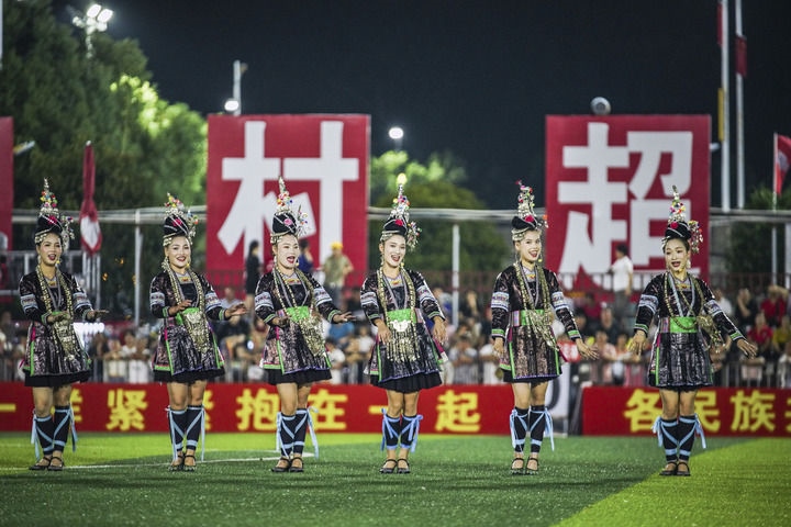 2024年9月28日，榕江縣侗族大歌隊的演員們在“村超”足球場上表演。當日，“發(fā)現(xiàn)中國之美·相約貴州村超”國際友誼賽在貴州省黔東南苗族侗族自治州榕江縣的“村超”足球場舉行。新華社記者 陶亮 攝