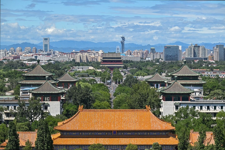 從景山上沿著北京中軸線向北眺望鼓樓（2024年8月12日攝）。新華社記者 李鑫 攝