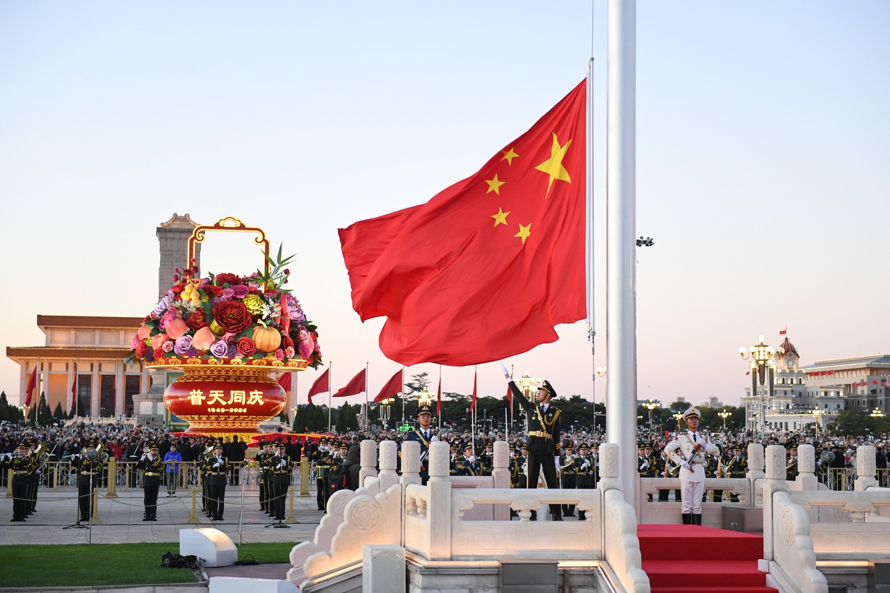 10月1日清晨，隆重的升國旗儀式在北京天安門廣場舉行，慶祝中華人民共和國成立75周年。新華社記者 陳鐘昊 攝