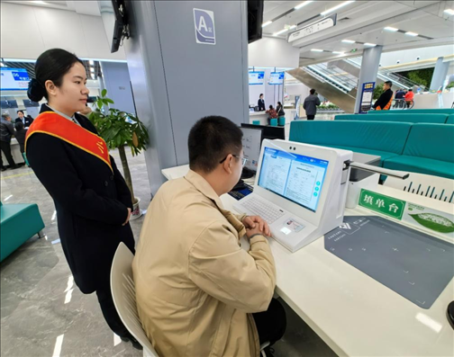 湖北省赤壁市市民在辦事人員的指導下填寫相關信息。圖片來源：人民網湖北頻道