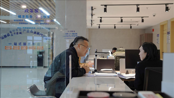 浙江省臺州市辦事群眾在政務服務中心咨詢業(yè)務辦理相關問題。圖片來源：人民網浙江頻道