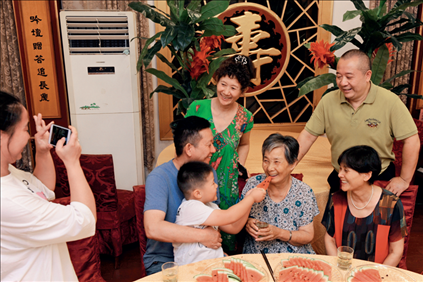 2019年9月13日，浙江南潯久安老年城餐廳， 84歲的沈?qū)W安老人（前右二）和前來看望她的親人歡聚