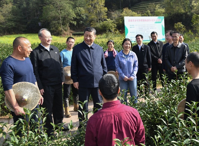 2021年3月22日，習(xí)近平總書記在福建南平武夷山市星村鎮(zhèn)燕子窠生態(tài)茶園，同科技特派員、茶農(nóng)親切交流，了解當(dāng)?shù)夭璁a(chǎn)業(yè)發(fā)展情況。