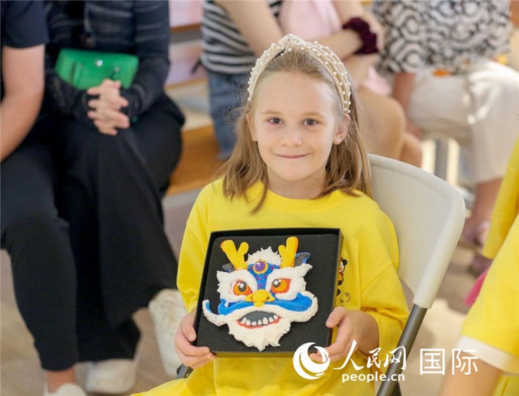 一名中文愛(ài)好者手捧生肖畫(huà)。人民網(wǎng)中東中心分社塔里克·易卜拉欣攝
