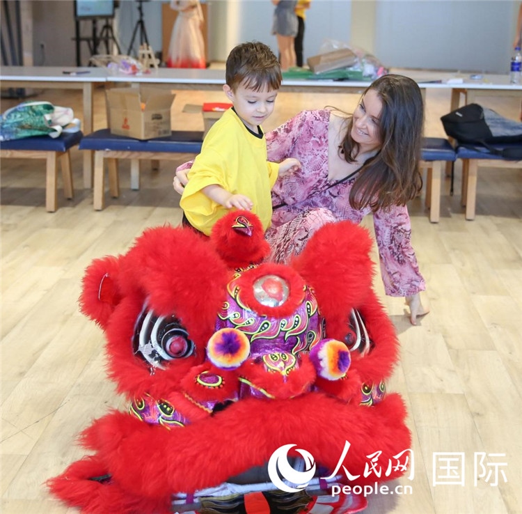 一名兒童在感受舞獅。人民網(wǎng)中東中心分社塔里克·易卜拉欣攝