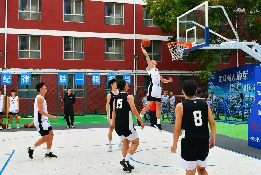 全天候室外運動木地板籃球場上精彩激烈的籃球賽。 主辦方供圖