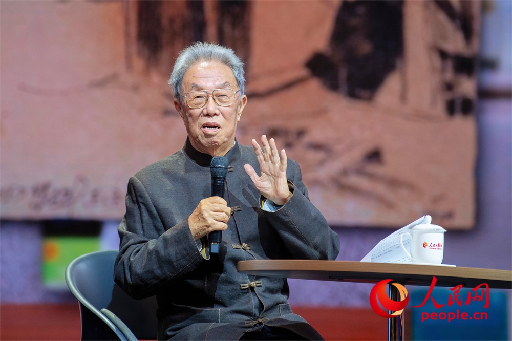 王蒙以《與時(shí)代同行 與人民同心》為題演講。人民網(wǎng)記者 翁奇羽攝