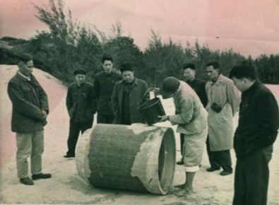 谷文昌（左一）與工程技術(shù)人員解決地下水供給（資料照片）。谷文昌帶領(lǐng)群眾修建了22座水庫和705處永久性水利工程，緩解了東山縣水資源極度缺乏的難題。