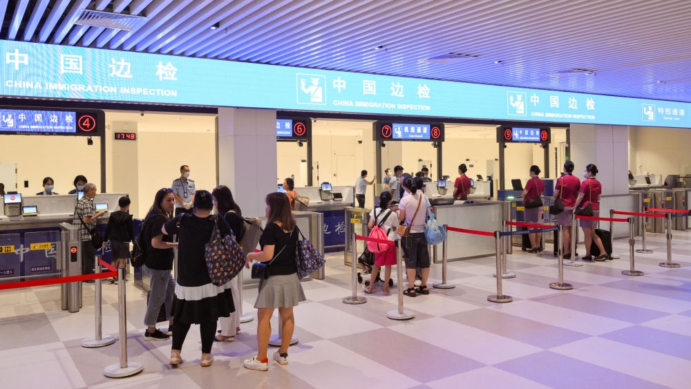 2023年7月26日，旅客在三亞鳳凰國際機場國際航站樓有序通關(guān)。三亞鳳凰國際機場國際航站樓改擴建項目主體工程已于2023年7月1日完工并投入使用，該項目是海南自貿(mào)港首個主體工程完工并投入使用的封關(guān)運作項目?！逗Ｄ献杂少Q(mào)易港建設(shè)總體方案》明確，海南將在2025年前適時啟動全島封關(guān)運作。