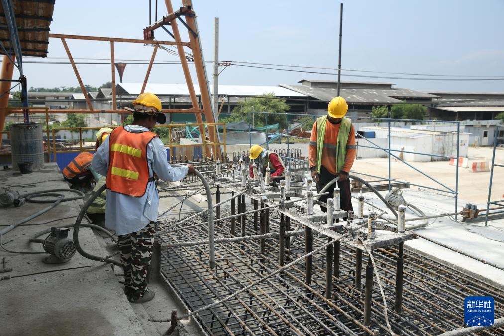 10月11日，工人在位于泰國大城府的中泰高鐵項目4-3標(biāo)段施工現(xiàn)場作業(yè)。新華社記者 孫瑋彤 攝
