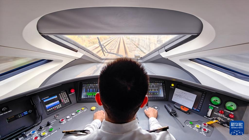 9月12日，司機駕駛高速動車組列車行駛在雅萬高鐵上（手機照片）。新華社記者 徐欽 攝
