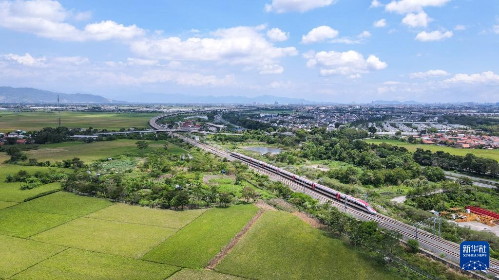 4月17日，在印度尼西亞萬隆，雅萬高鐵高速動車組列車行駛在雅萬高鐵沿線（無人機照片）。新華社記者 徐欽 攝