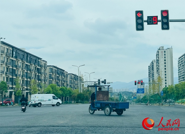 長(zhǎng)富大道與文化中心東路三岔路口車(chē)輛混行（9月19日拍攝）。人民網(wǎng)記者 帥筠攝