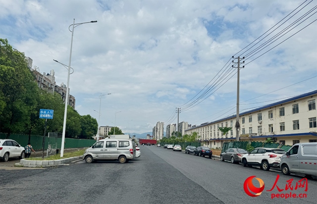 麗水佳園小區(qū)入口外及長(zhǎng)富大道上停滿(mǎn)了車(chē)輛。人民網(wǎng)記者 邱燁攝