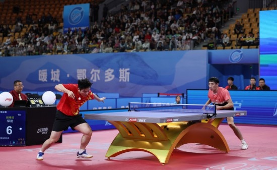 10月18日，上海隊(duì)選手樊振東（左）在單打比賽中發(fā)球。他3:2戰(zhàn)勝福建隊(duì)選手程靖淇。新華社記者 王楷焱 攝
