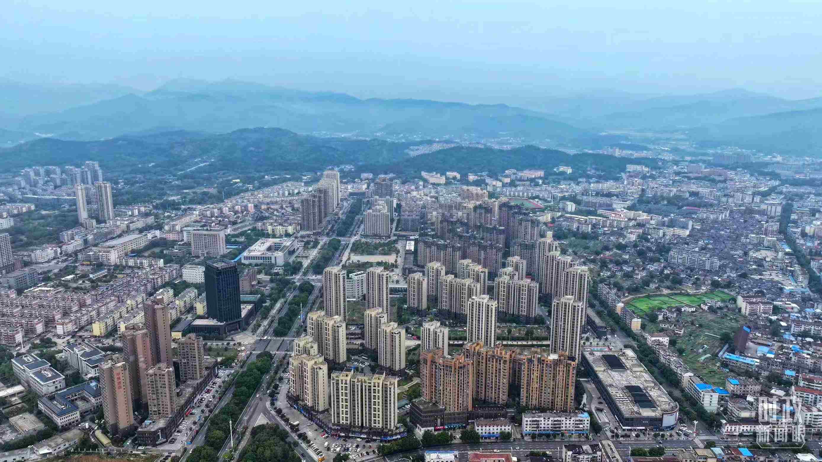 △俯瞰桐城市。（總臺(tái)記者葛啟文拍攝）