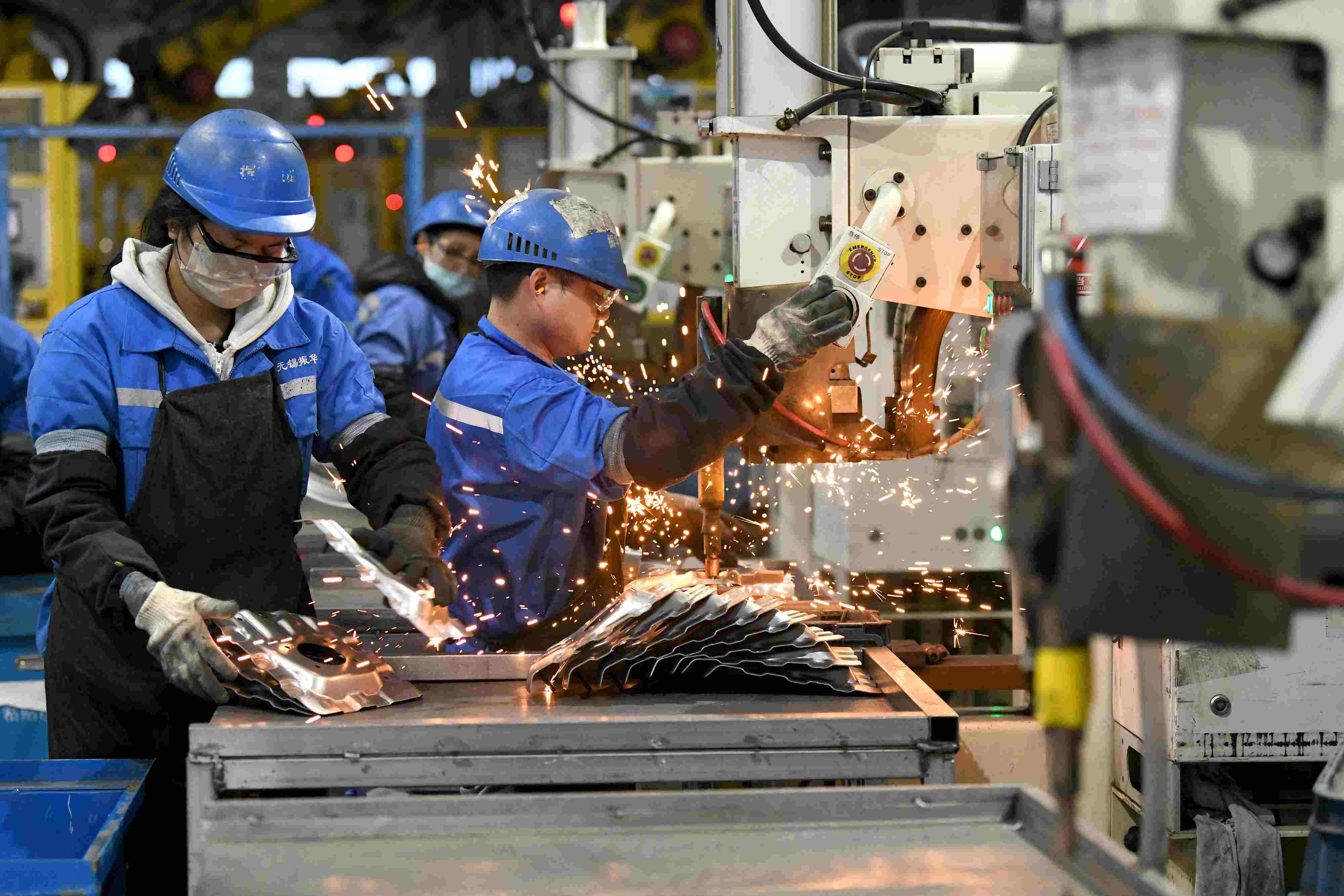 2023年2月7日，福建省寧德市蕉城區(qū)一家汽車零部件生產(chǎn)企業(yè)的生產(chǎn)線上一派繁忙景象。