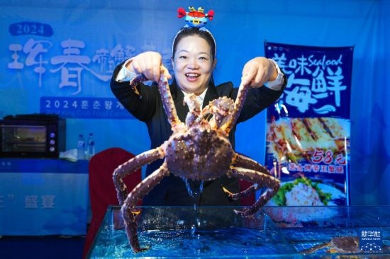 9月19日，在吉林省琿春市，商家在展示售賣(mài)的帝王蟹。新華社記者 許暢 攝
