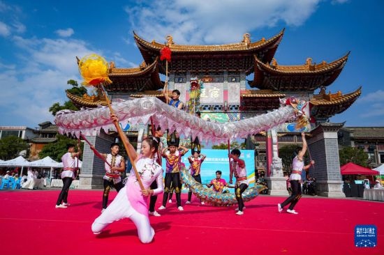 10月19日，四川師范大學(xué)舞龍隊(duì)在傳統(tǒng)舞龍項(xiàng)目中比賽，最終他們獲得該項(xiàng)目銀獎(jiǎng)。