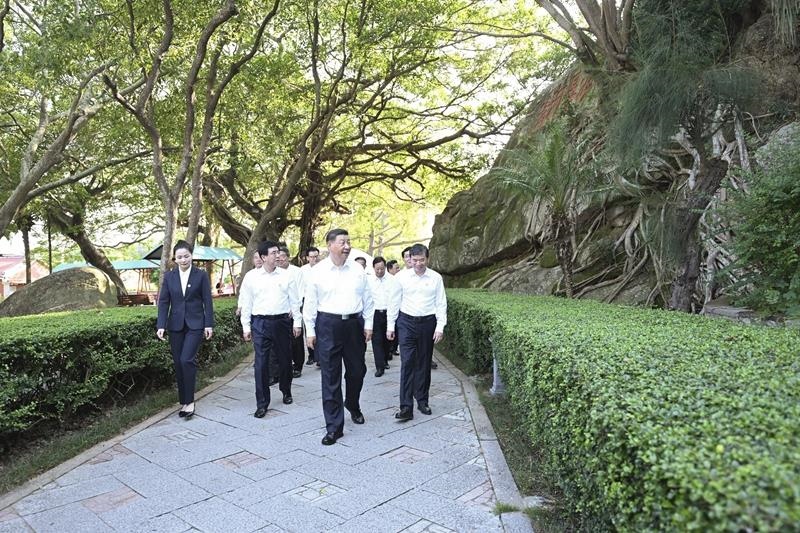 △2024年10月15日，習近平總書記在福建省漳州市東山縣關帝文化產(chǎn)業(yè)園考察。