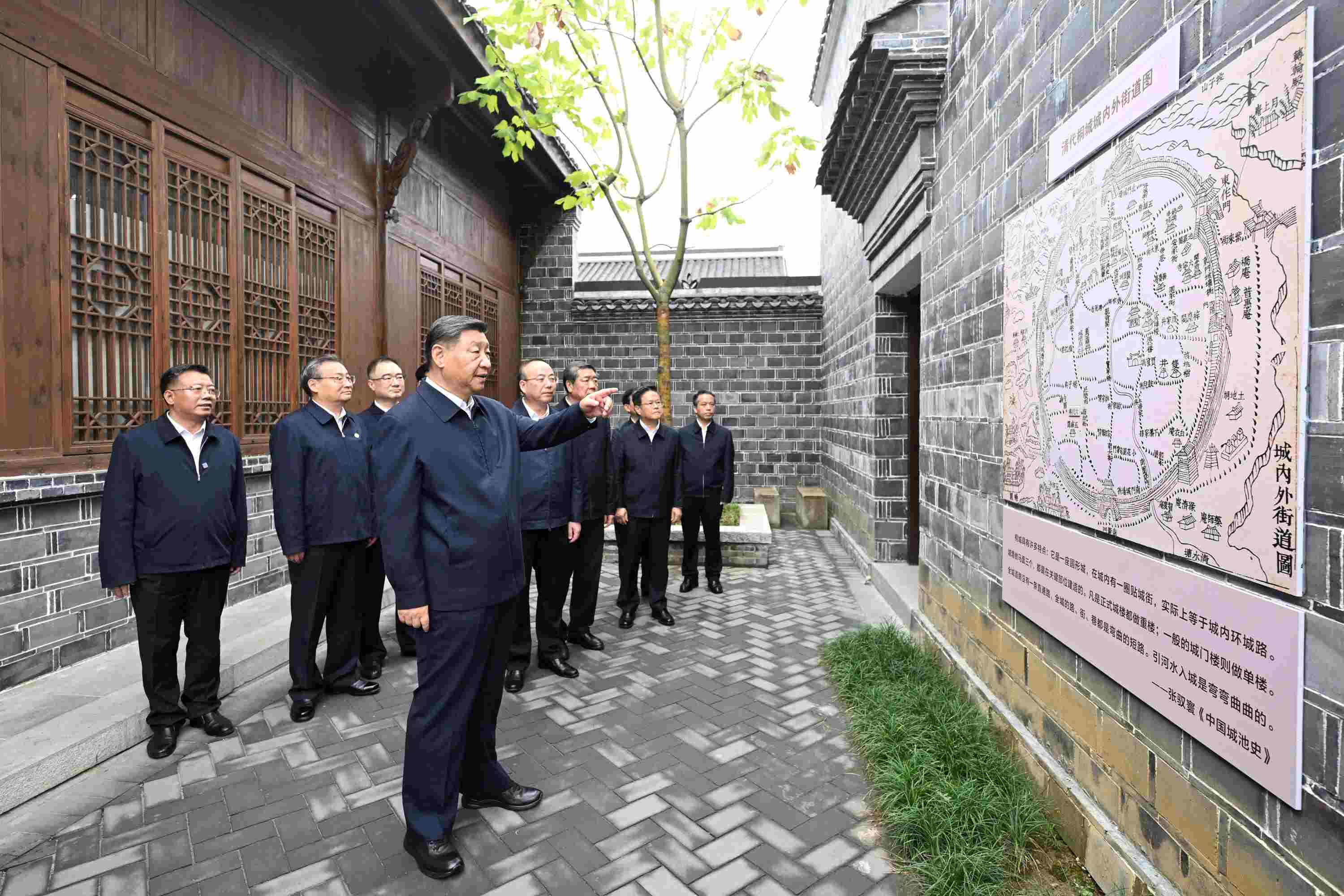 △2024年10月17日，習近平總書記在安徽省安慶桐城市六尺巷考察。