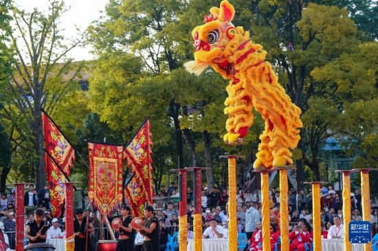 10月19日，云南魯木納龍獅藝術(shù)團(tuán)隊(duì)員在南獅高樁自選套路項(xiàng)目中比賽，最終他們獲得該項(xiàng)目銅獎(jiǎng)。