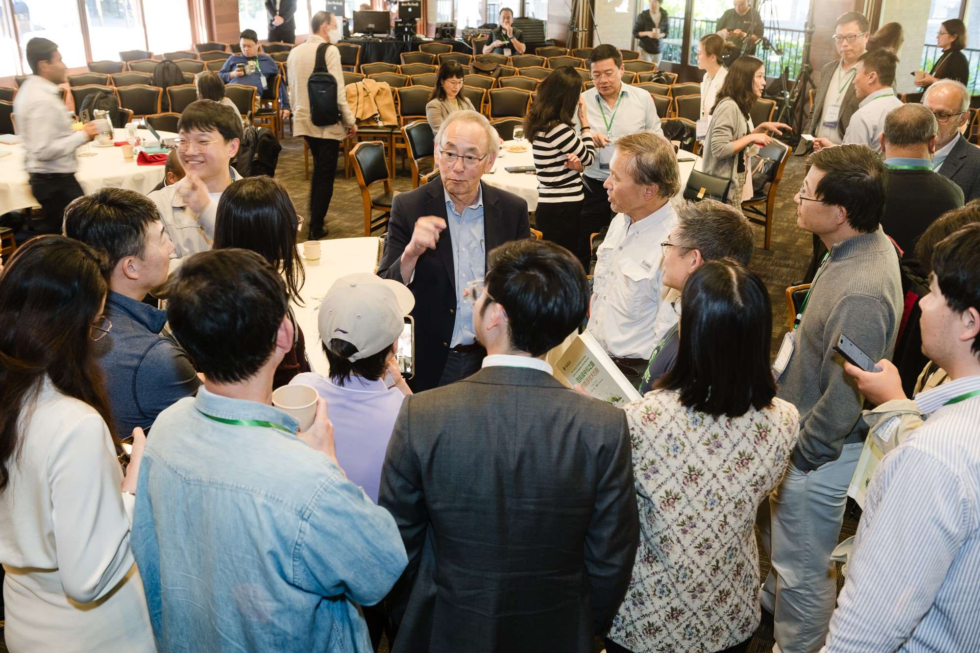 美國前能源部長、諾獎得主朱棣文教授在會場與參會者交流。馮超攝