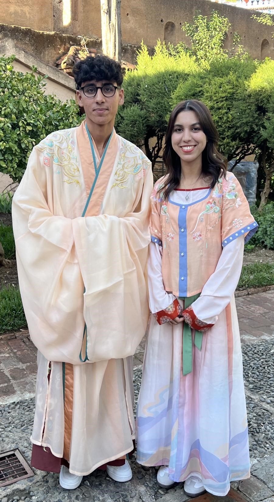 兩位青年試穿中國(guó)古代服裝。拉巴特中國(guó)文化中心供圖