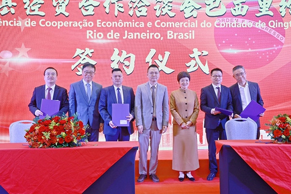 企業(yè)家在活動(dòng)現(xiàn)場(chǎng)參與項(xiàng)目簽約儀式。人民網(wǎng)記者 陳海琪攝
