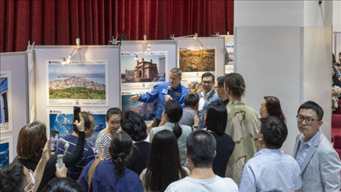 5月29日，“宇宙·金磚國(guó)家”圖片巡回展在北京舉辦，活動(dòng)現(xiàn)場(chǎng)吸引了眾多中國(guó)觀眾。北京俄羅斯文化中心供圖