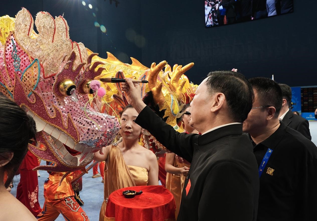 出席開賽儀式的領(lǐng)導(dǎo)及嘉賓共同為參賽龍獅隊(duì)點(diǎn)睛。（受訪者供圖）