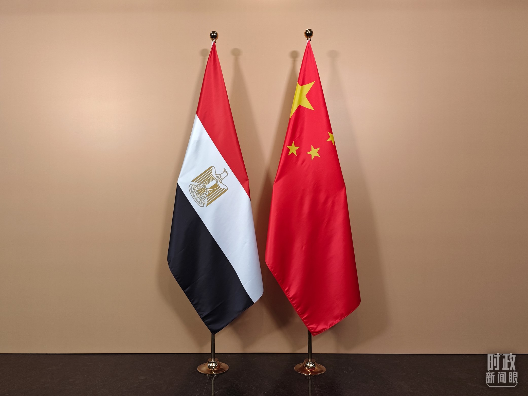 △ 會(huì)見廳外的中國埃及兩國國旗。（總臺(tái)央視記者彭漢明拍攝）