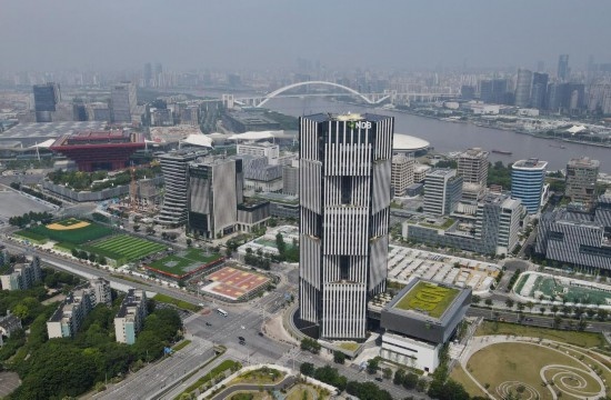 位于中國上海浦東新區(qū)世博園區(qū)的金磚國家新開發(fā)銀行總部大樓（2022年6月17日攝，無人機(jī)照片）。新華社記者方喆攝