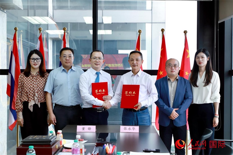 會談現(xiàn)場。左三為泰中僑商聯(lián)合會副主席董峰；右三為浙江大學(xué)光華法學(xué)院黨委書記張永華。人民網(wǎng)記者 簡承淵攝